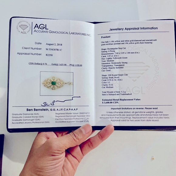 Elegant Emerald, Diamond, and Gold necklace pendant with 14k yellow gold chain. - Picture 2 of 5